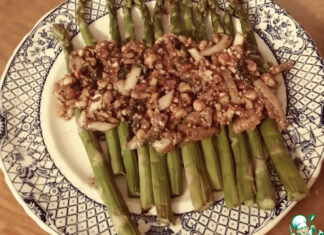 Спаржа, приготовленная на пару с фундуком