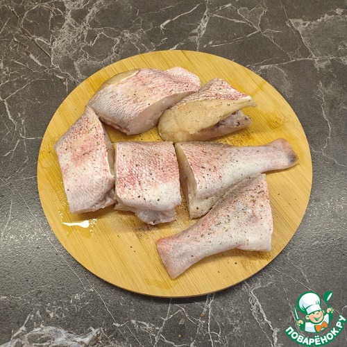 Запеченая белая рыба с сырным соусом