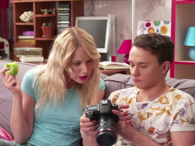 Ее не узнать: где сейчас Алена Алымова, сыгравшая Катю в ситкоме "Когда мы дома"