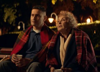 Где смотреть онлайн семейную комедию «Ну мам», которая растрогала зрителей в кинотеатрах