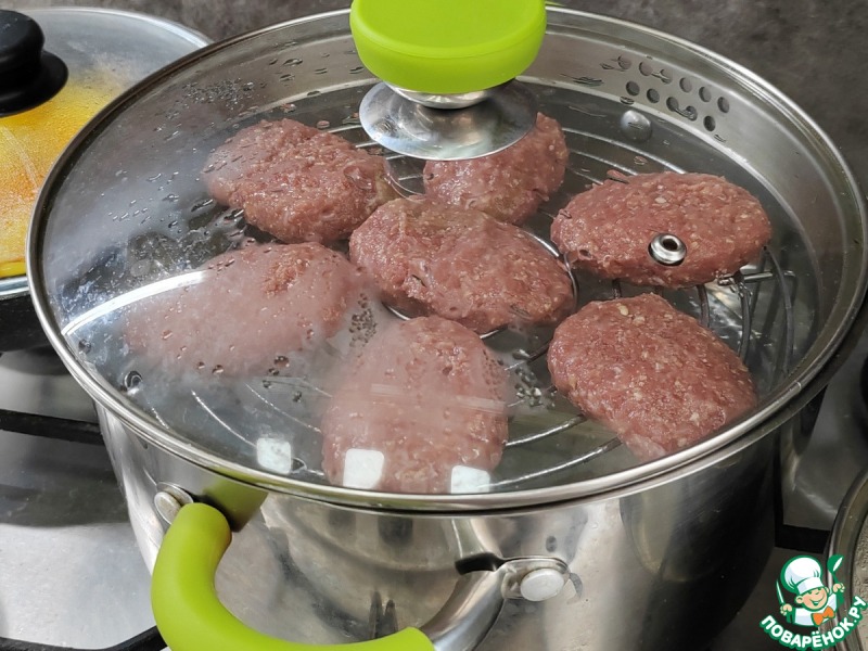 Рыбные котлеты на пару с гарниром и соусом (Диета n1)