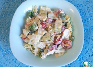 Салат с брокколи, черри и айсбергом