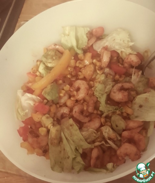 Салат с креветками и кукурузой