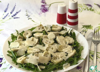 Салат с руколой, артишоками и сыром