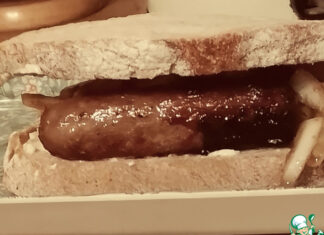 Сэндвич с колбасками и яблоками