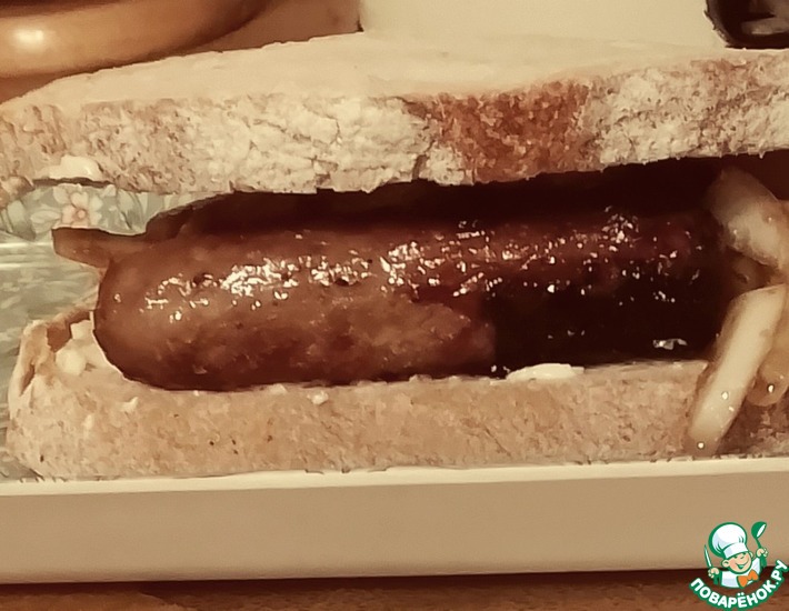 Сэндвич с колбасками и яблоками