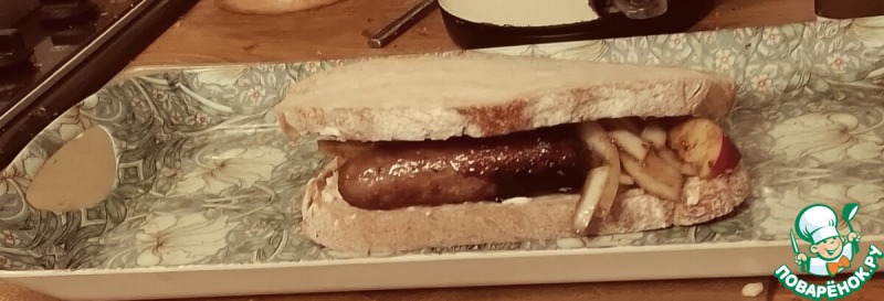 Сэндвич с колбасками и яблоками