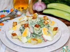 Весенний салат с яйцами и гренками