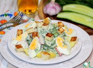 Весенний салат с яйцами и гренками