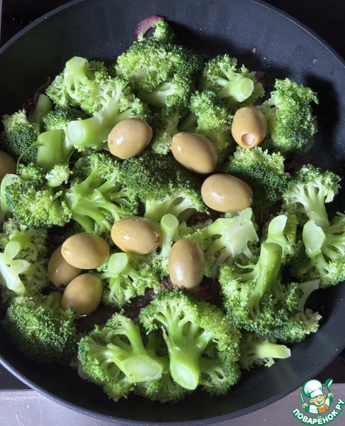 Брокколи с луком и оливками