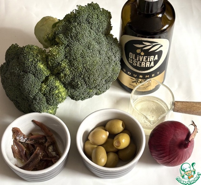 Брокколи с луком и оливками