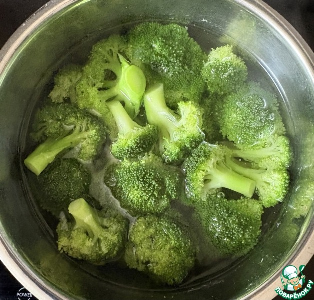 Брокколи с луком и оливками