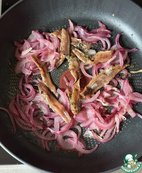 Брокколи с луком и оливками