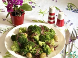 Брокколи с луком и оливками