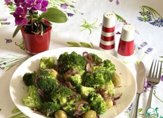 Брокколи с луком и оливками