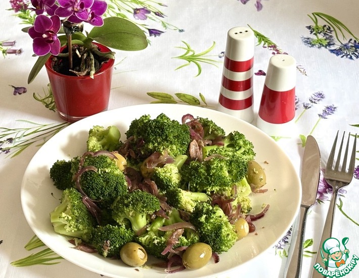 Брокколи с луком и оливками