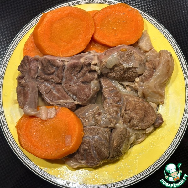 Голяшка коровья. Тушеная с овощами