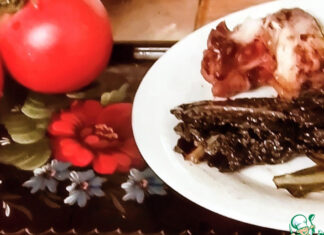 Курица с пюре из бобов, зеленью