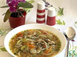 Куриный суп с овощами и лапшой