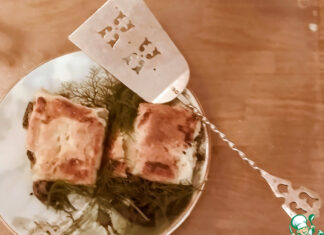 Пирог с грибами и соусом чили