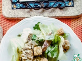 Салат «цезарь» с копчёной скумбрией