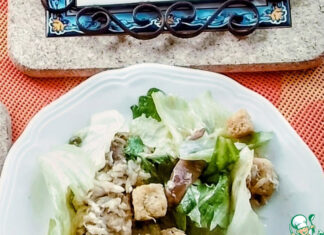 Салат «цезарь» с копчёной скумбрией