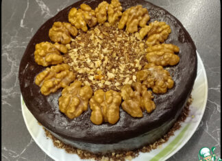 Торт «Черемуховый» с черносливом и орехами