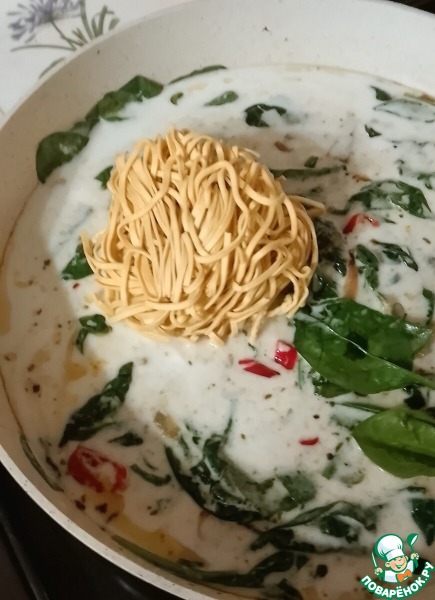 Лапша с яйцами, кокосом и кориандром