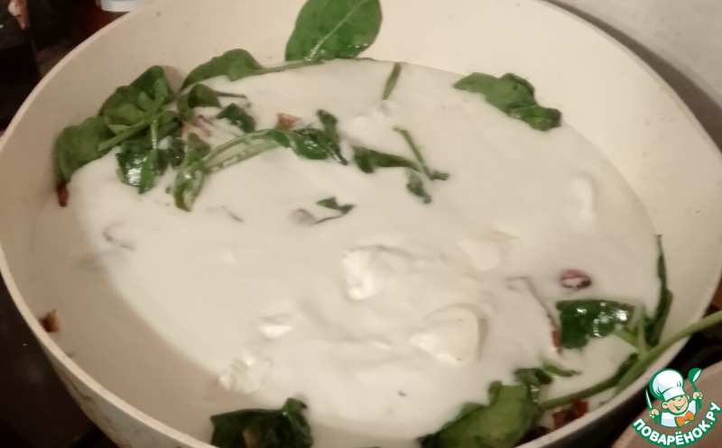 Лапша с яйцами, кокосом и кориандром