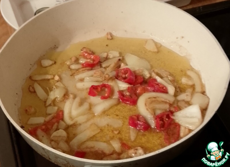 Лапша с яйцами, кокосом и кориандром