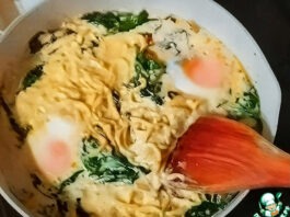 Лапша с яйцами, кокосом и кориандром