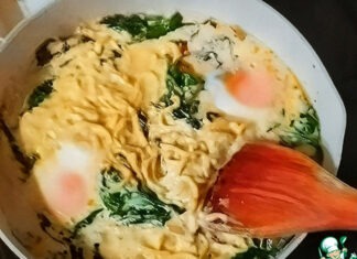 Лапша с яйцами, кокосом и кориандром