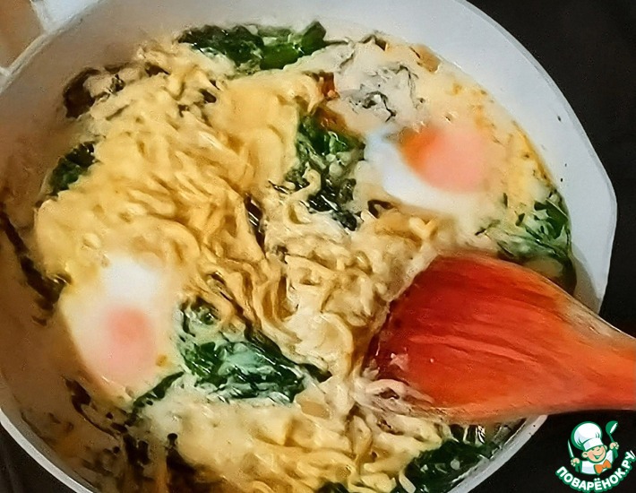 Лапша с яйцами, кокосом и кориандром