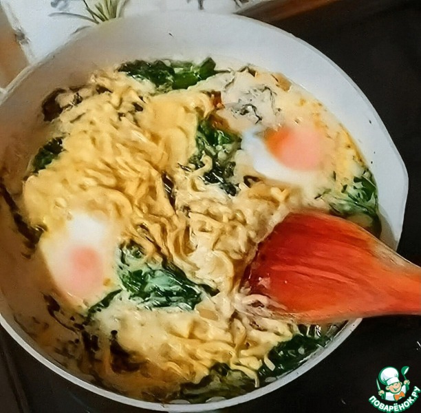 Лапша с яйцами, кокосом и кориандром