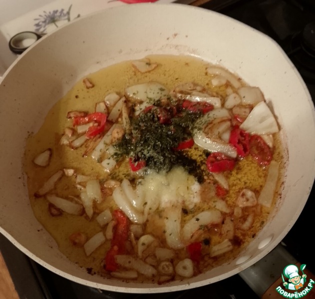 Лапша с яйцами, кокосом и кориандром