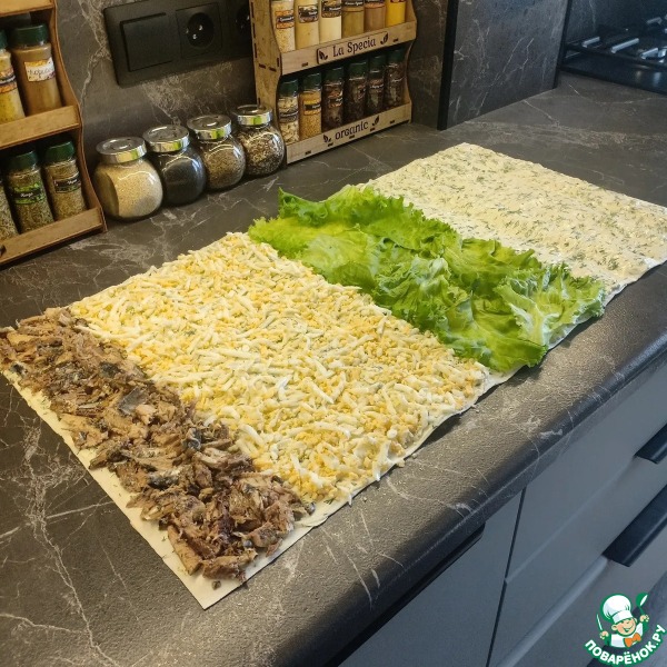 Рулет из лаваша с сайрой и сыром