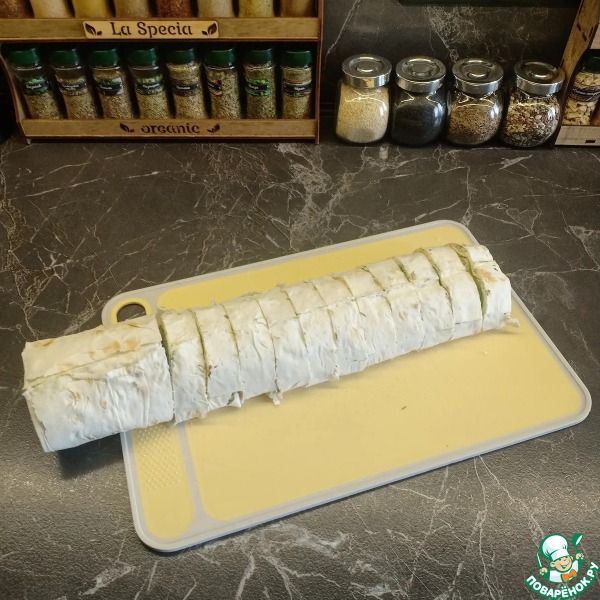 Рулет из лаваша с сайрой и сыром