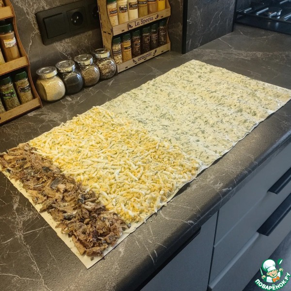Рулет из лаваша с сайрой и сыром