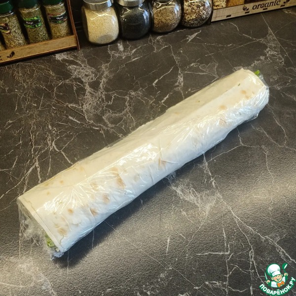 Рулет из лаваша с сайрой и сыром
