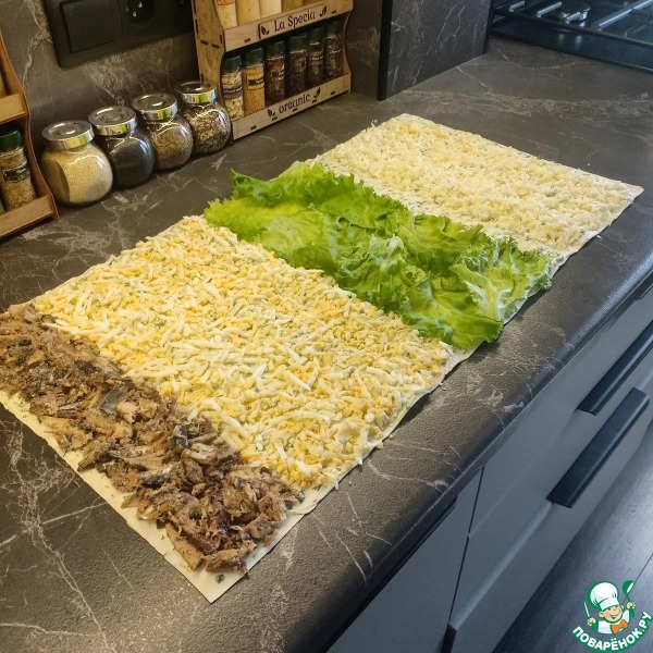Рулет из лаваша с сайрой и сыром