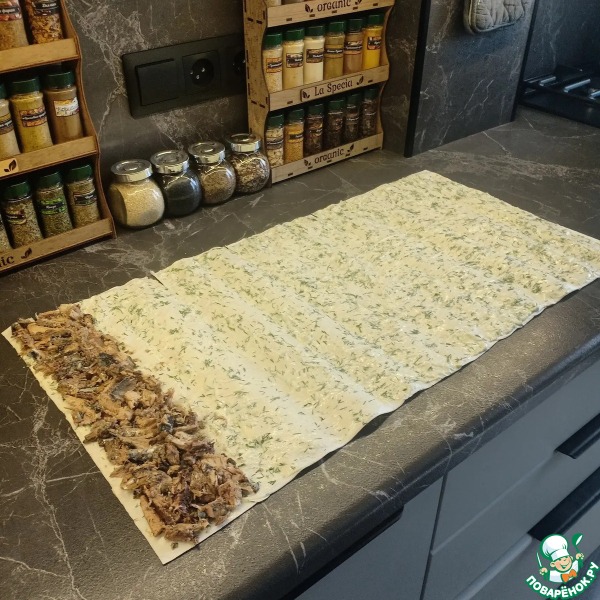 Рулет из лаваша с сайрой и сыром