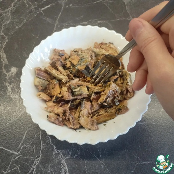 Рулет из лаваша с сайрой и сыром