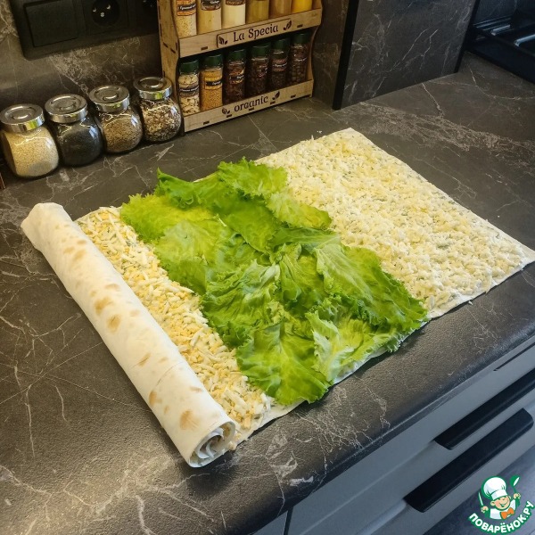 Рулет из лаваша с сайрой и сыром