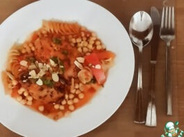 Запеканка из курицы, пасты и нута