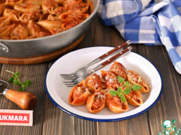 Фаршированные макароны-ракушки в соусе