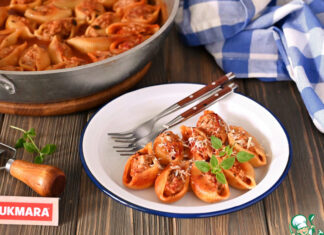 Фаршированные макароны-ракушки в соусе