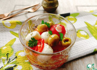 Маринованная моцарелла с черри и оливками
