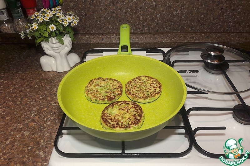 Оладьи из цукини с красной рыбкой