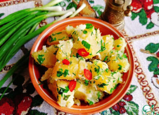 Отварной картофель с сезонной зеленью
