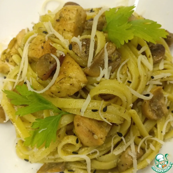 Паста с курицей, грибами и песто